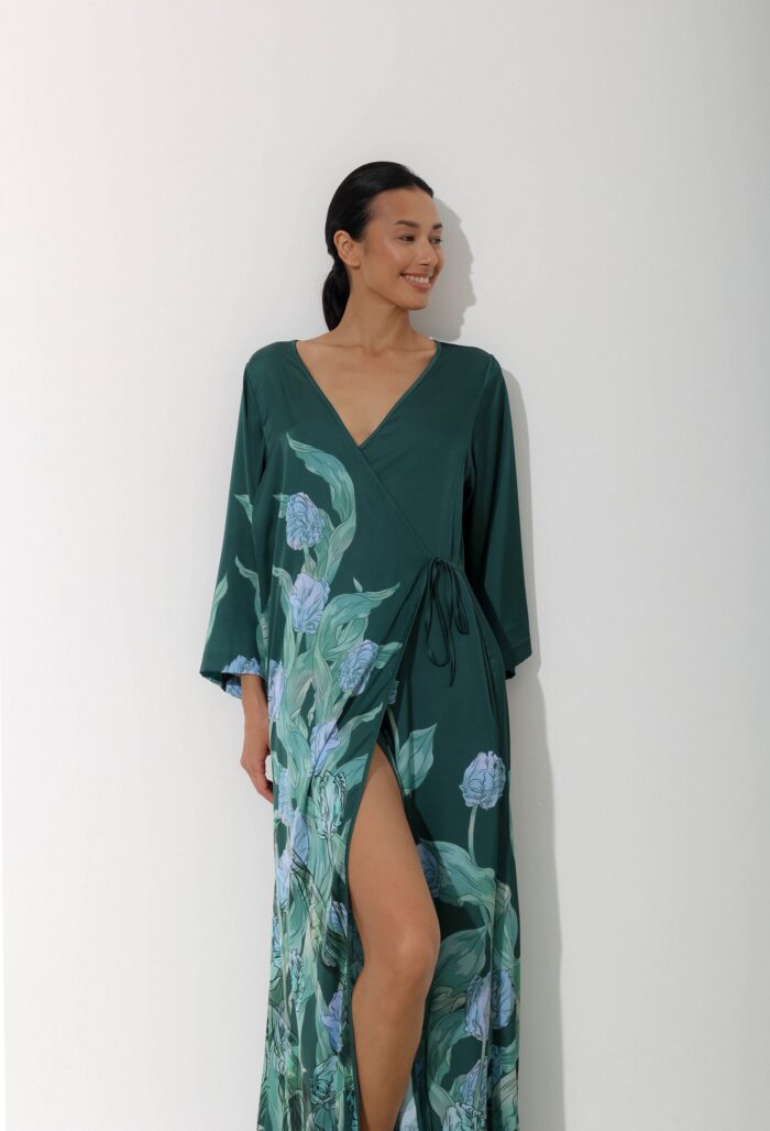 Photo Long green satin wrap robe