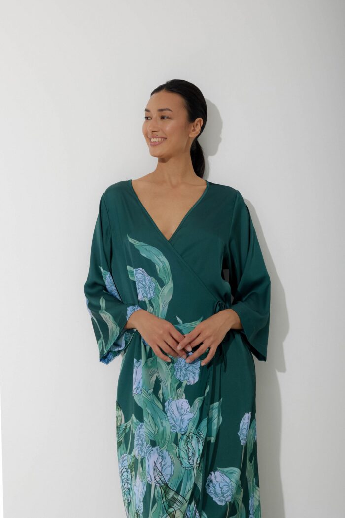 Photo Long green satin wrap robe