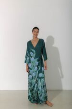 Photo Long green satin wrap robe