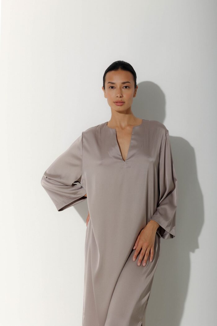 Photo Long kaftan dress in beige purple satin