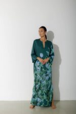 Photo Long kaftan dress in green satin