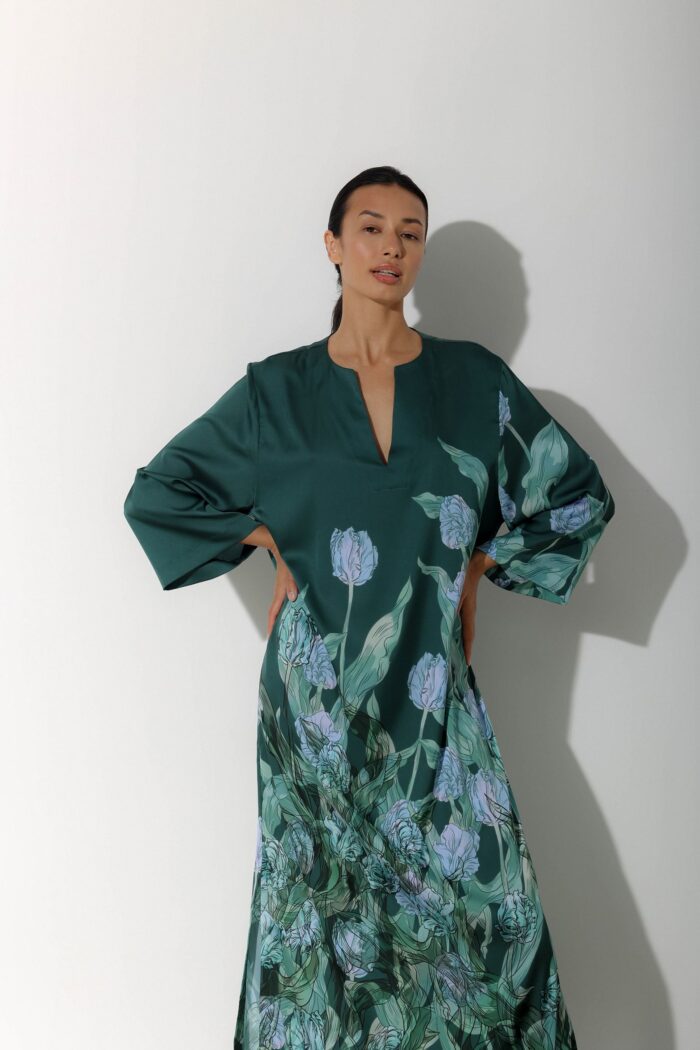 Photo Long kaftan dress in green satin