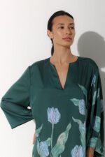 Photo Long kaftan dress in green satin