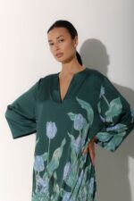 Photo Long kaftan dress in green satin