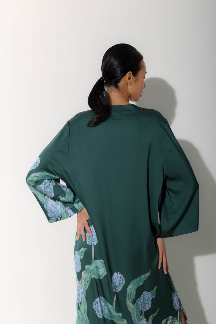 Photo Long kaftan dress in green satin