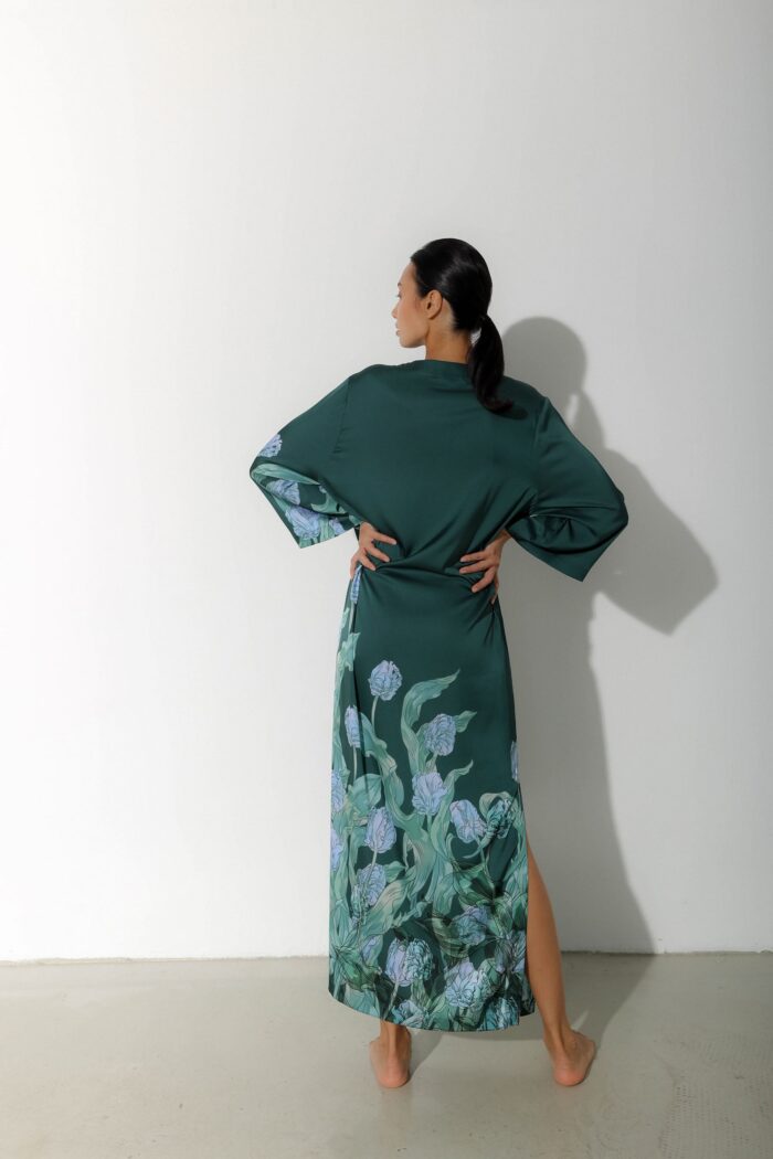 Photo Long kaftan dress in green satin