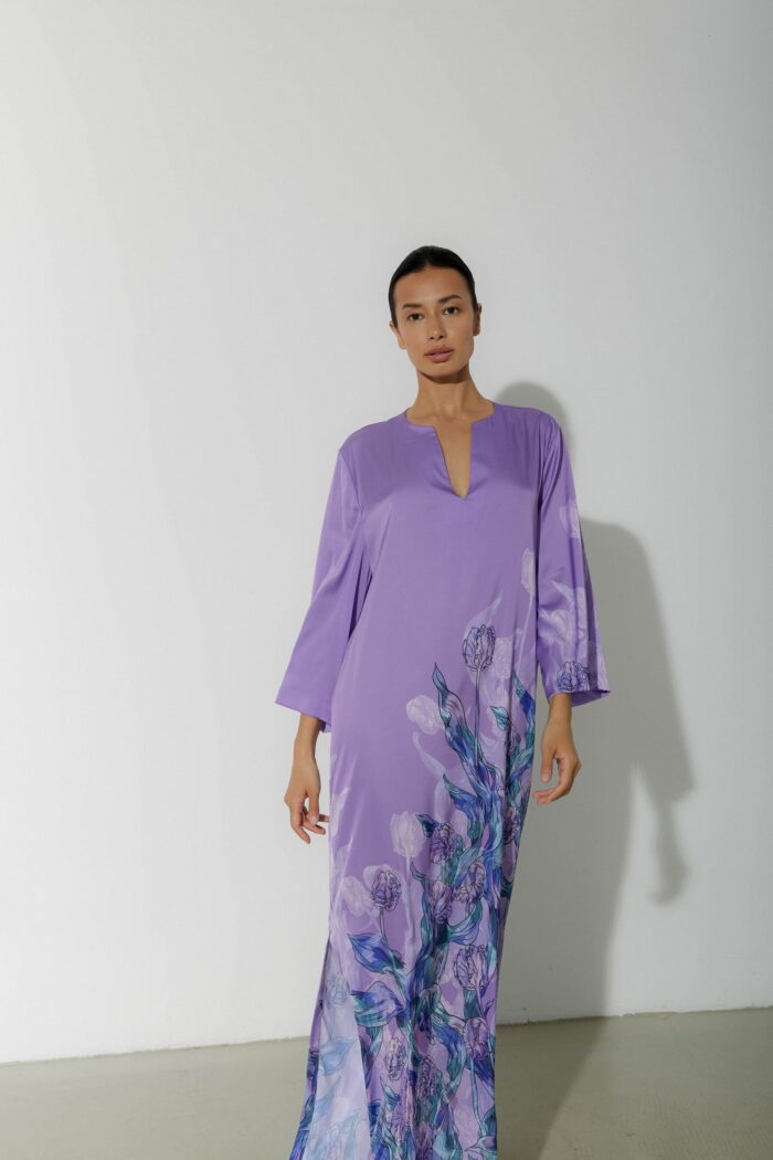 Photo Long kaftan dress in lilac satin