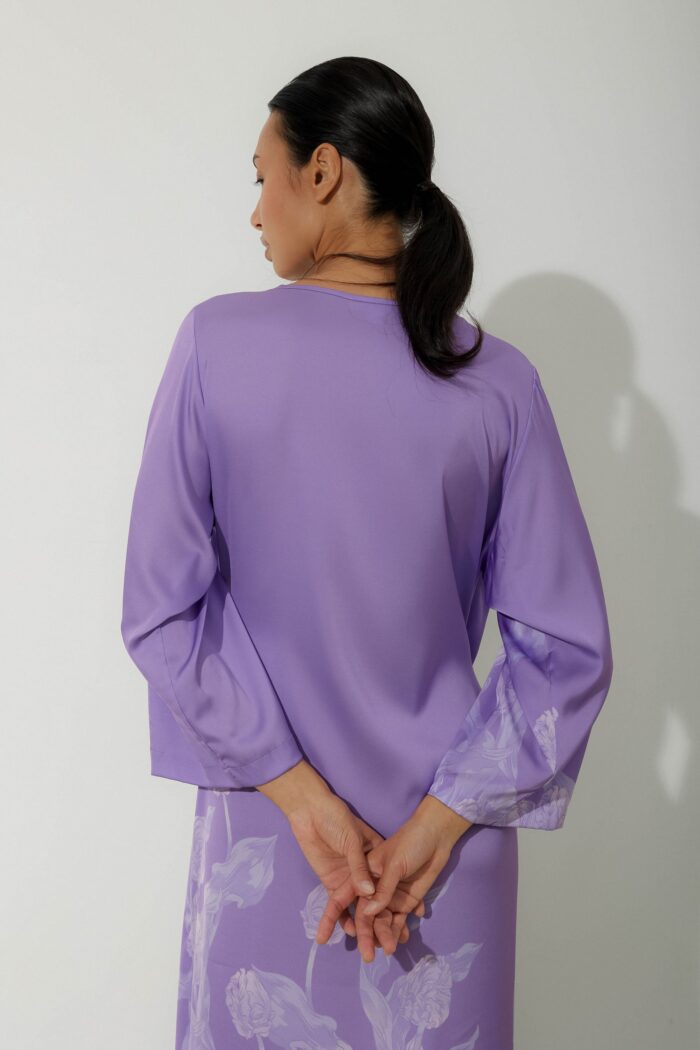 Photo Long lilac satin wrap robe